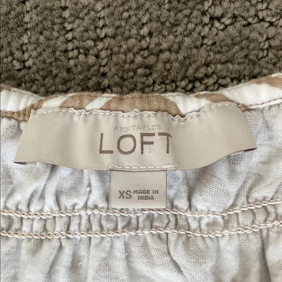 Elegant Tan and White Patterned Dress - Picture 2 of 3